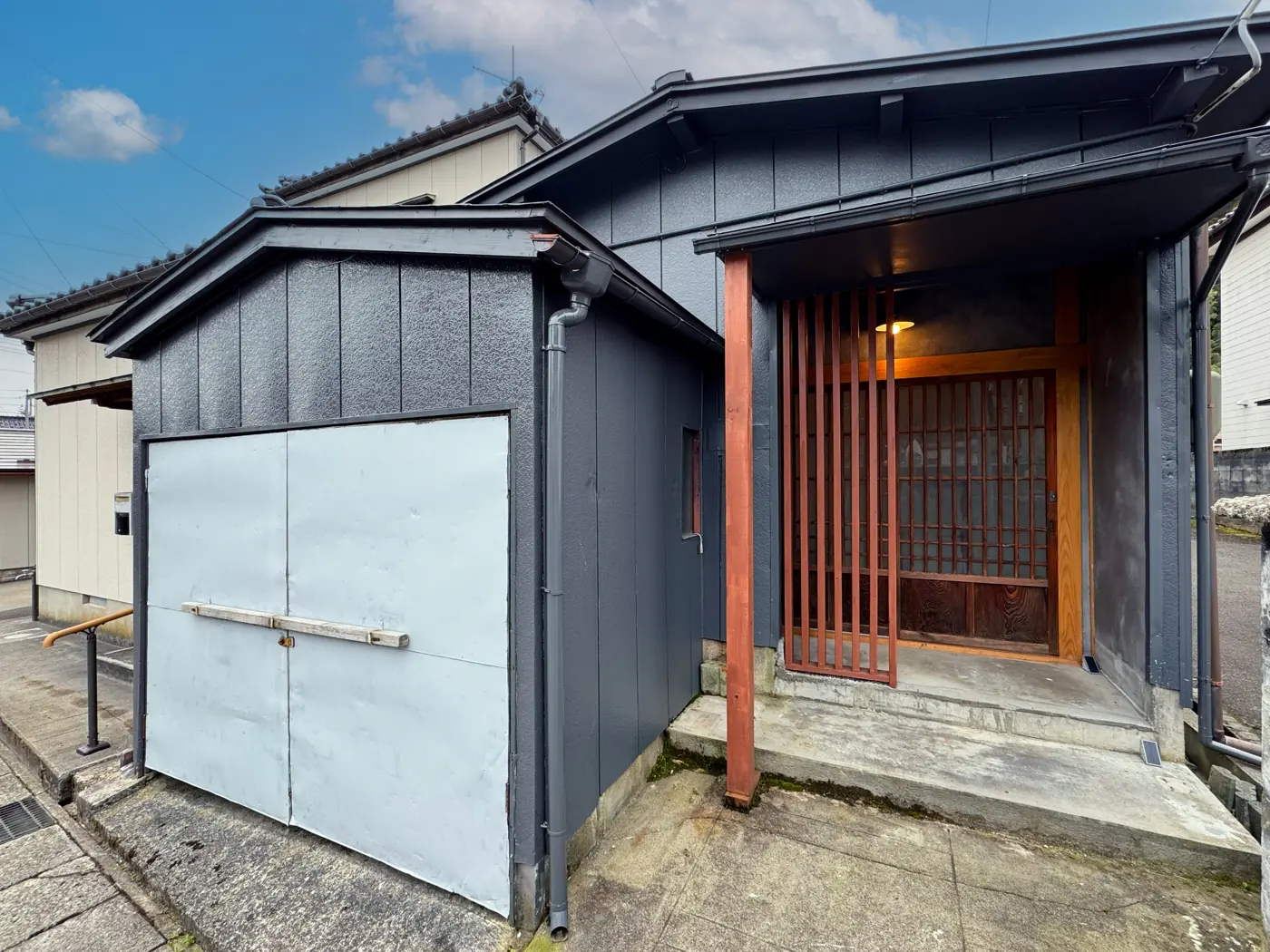 湯田川温泉街にあるSAUNA HOUSE Yutagawaの外観。格子戸の玄関